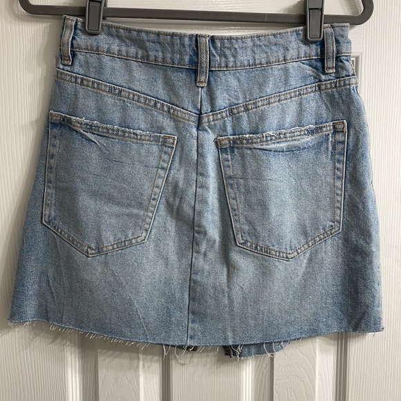 Light wash denim skirt - Picture 2 of 5